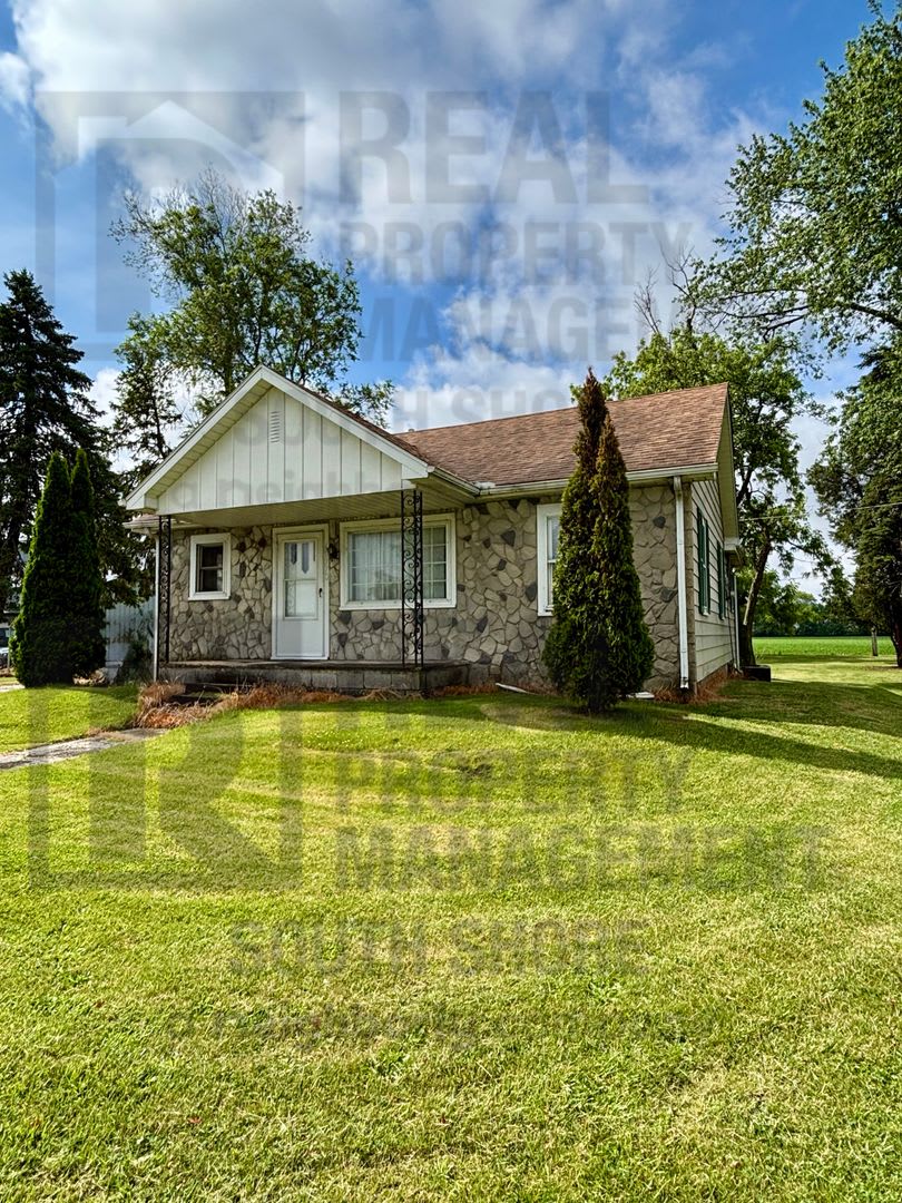 Spacious 3Bed/1.5Bath Close to Valparaiso – photo 1 of 12