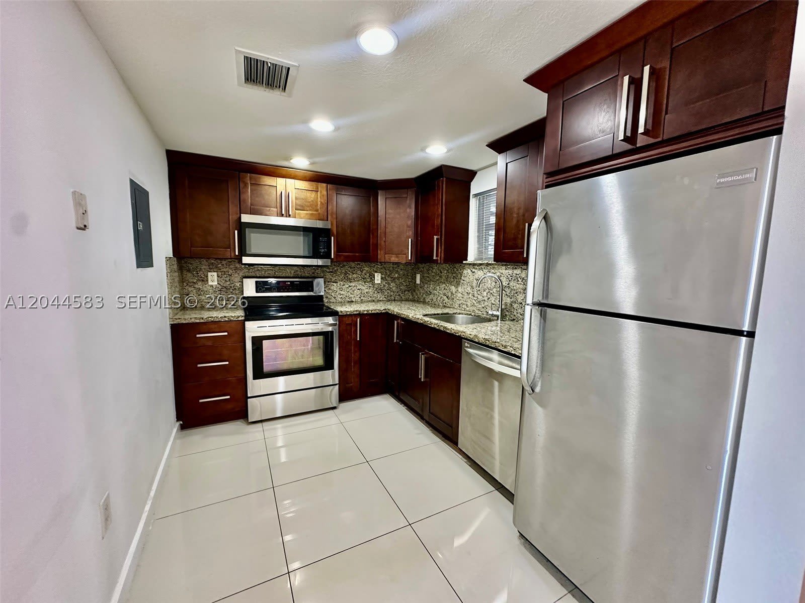 411 SW 37th Ave – photo 1