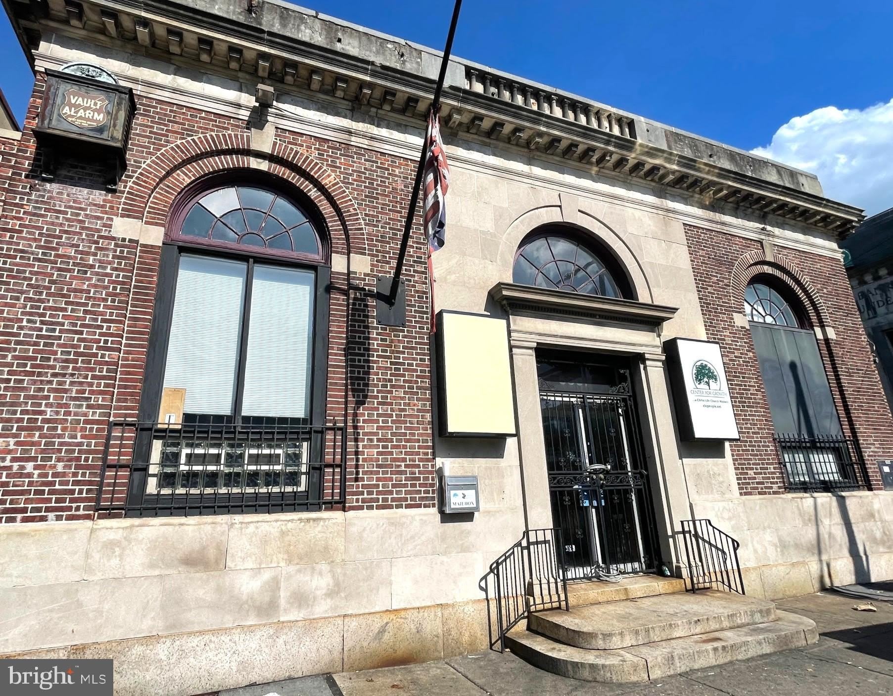 5001 N BROAD Street – photo 1