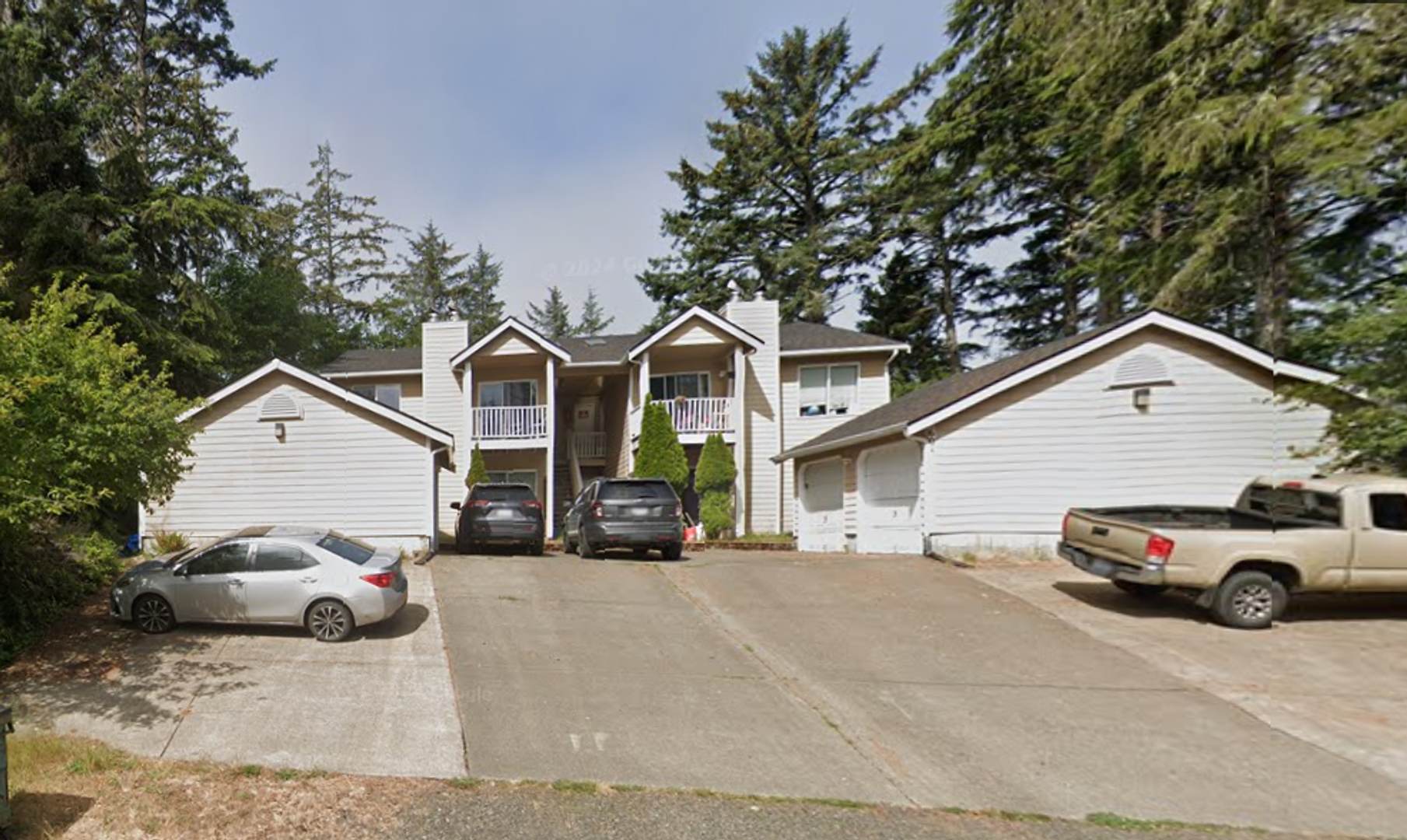 3 BR, 2 BA unit in QUITE 4 plex. Storage &amp; W/D included – photo 1 of 13
