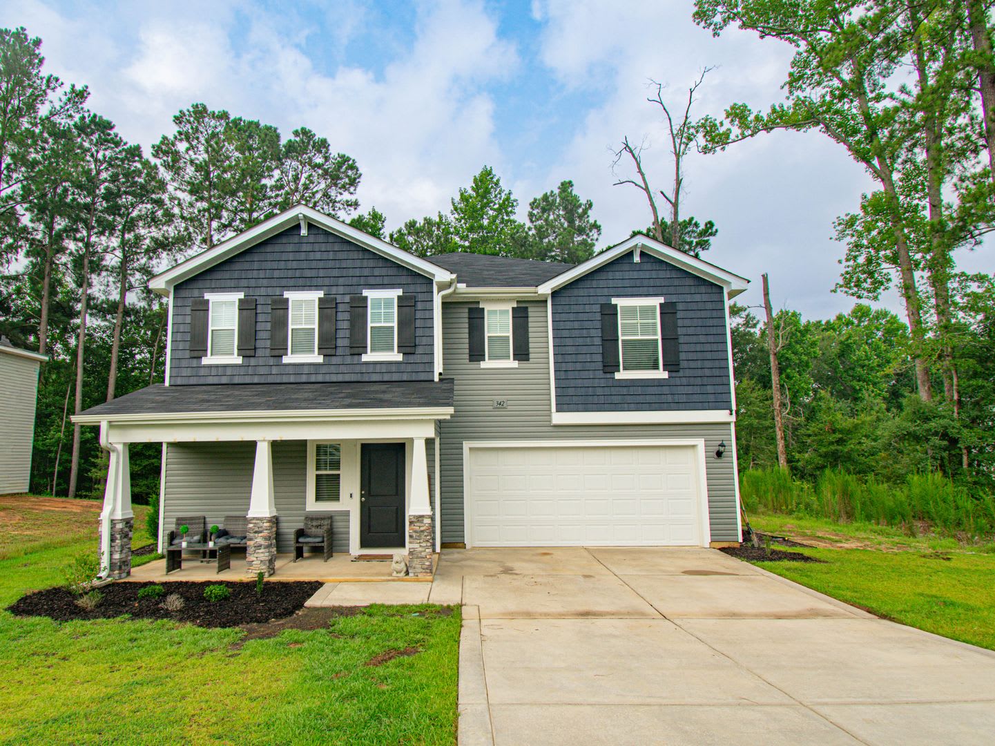 ✨ SPACIOUS 4-BEDROOM HOME WITH FENCED YARD & DOWNSTAIRS SUITE! – photo 1