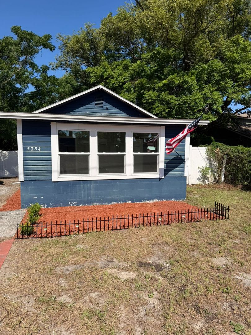 2 Bedroom 1 Bathroom House In Orlando – photo 1 of 16