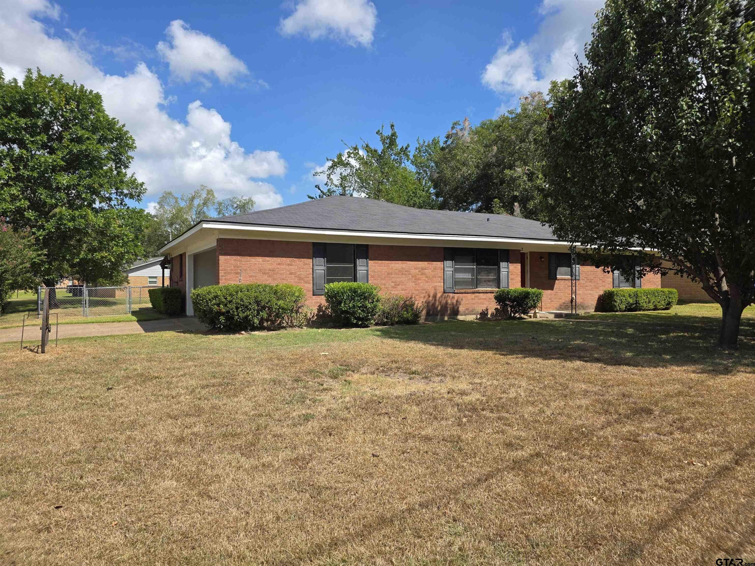 2322 Kaynell – photo 1 of 12