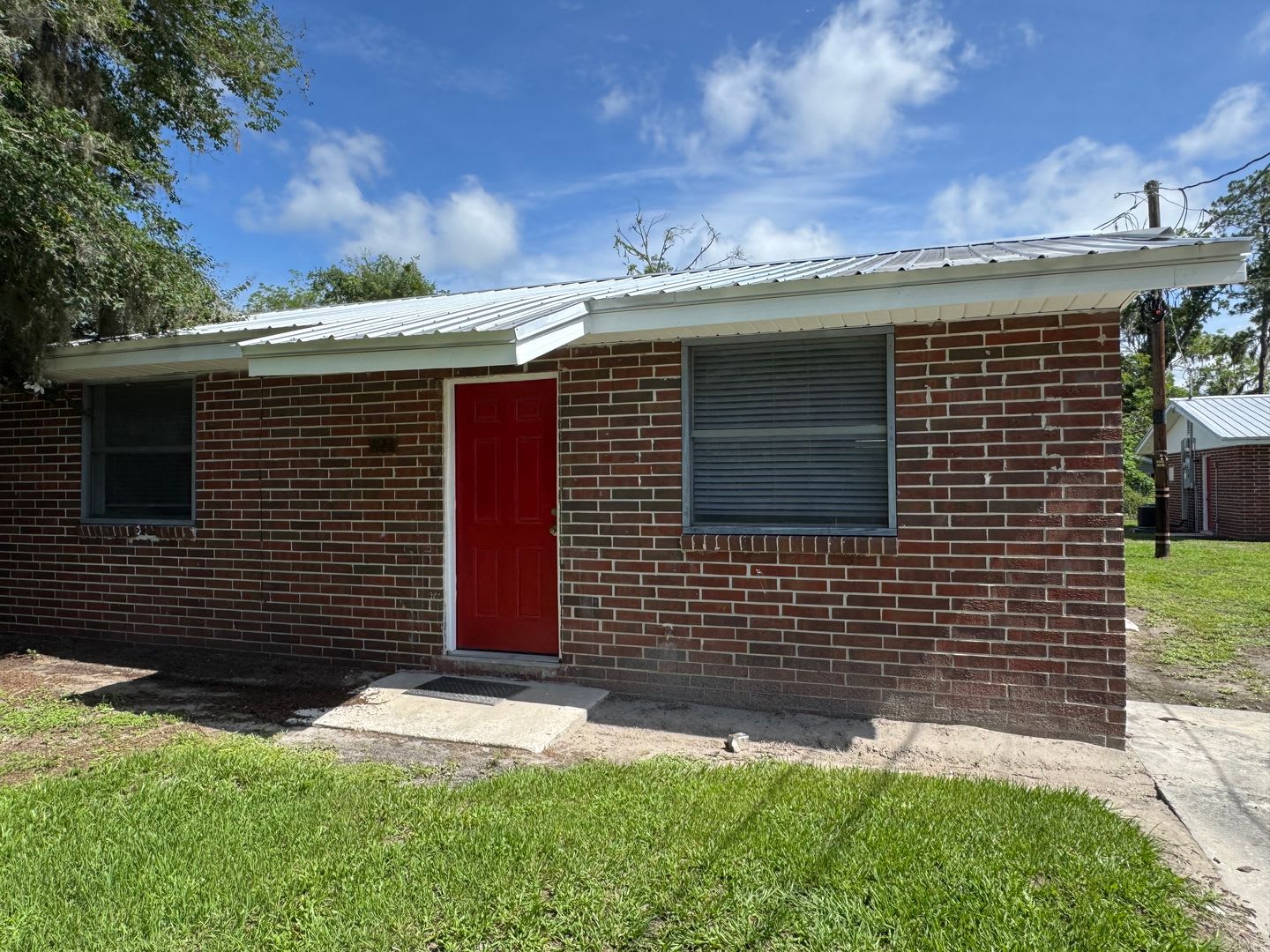 Newly Renovated 2 Bedroom Brick Apartment Near Downtown Live Oak – photo 1 of 23