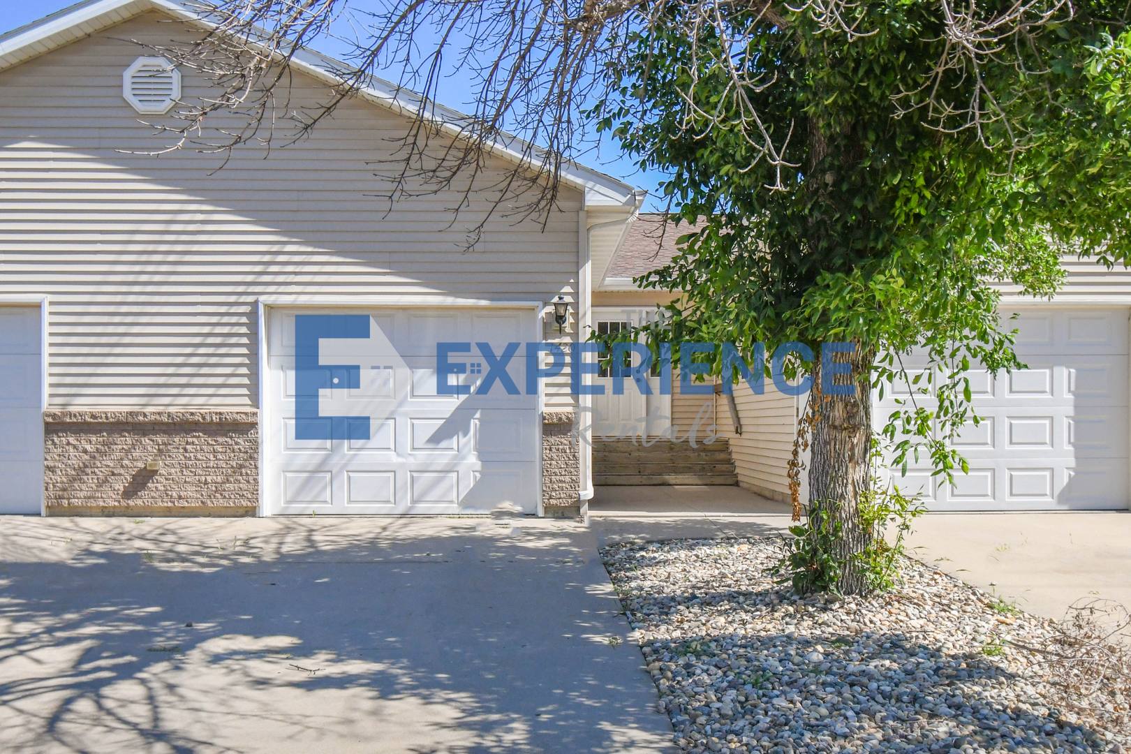 Spacious 2-Bedroom Townhome with Attached Garage in Brandon! – photo 1 of 26