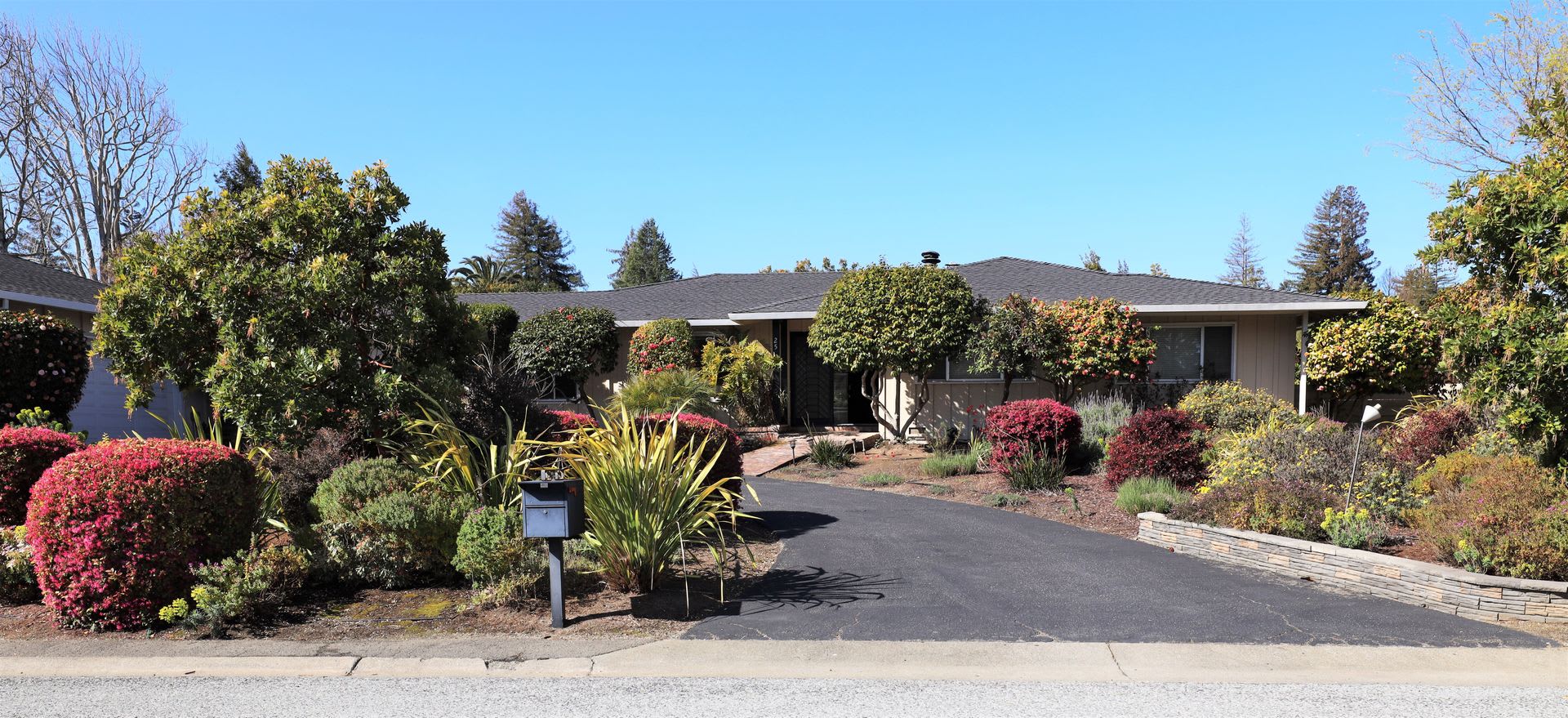 Spacious 4 bed/3 bath house near Downtown Burlingame available NOW! – photo 1 of 25