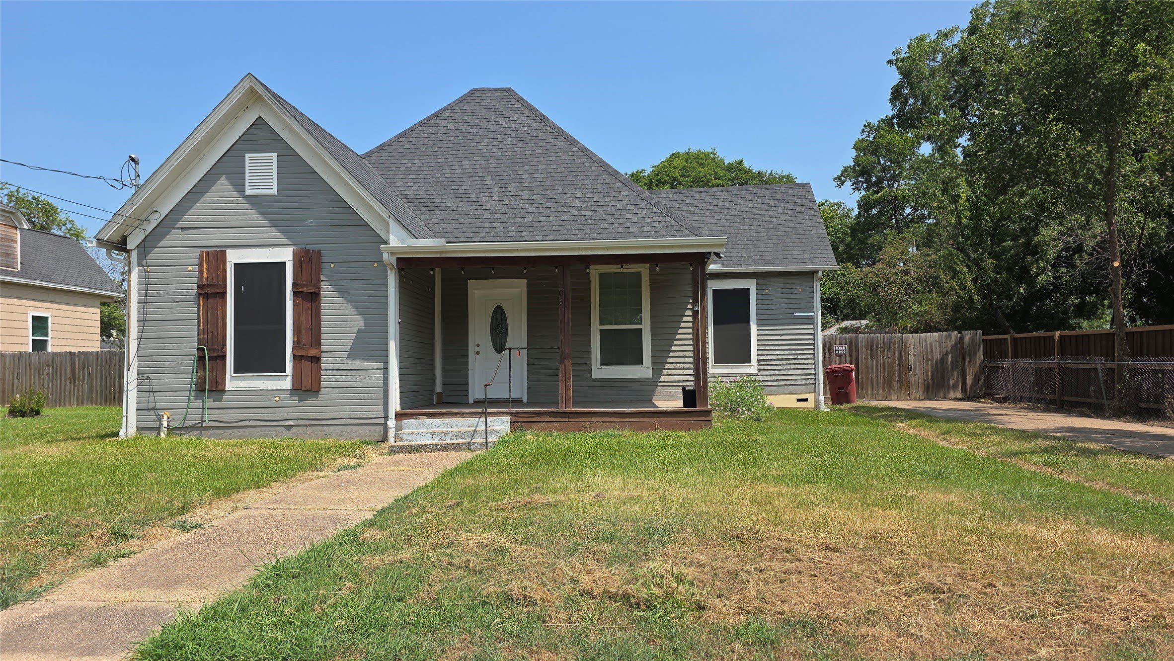 608 W 6th Street – photo 1 of 13