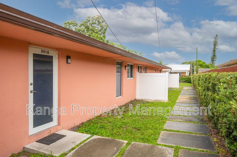 5918 Pierce Street – photo 1