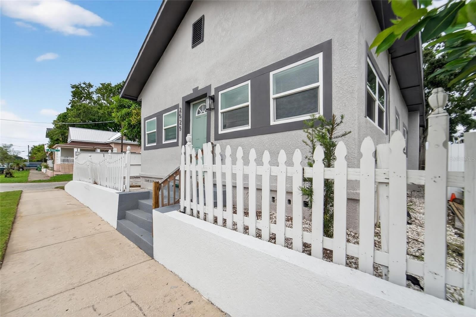 2525 W BEACH Street – photo 1