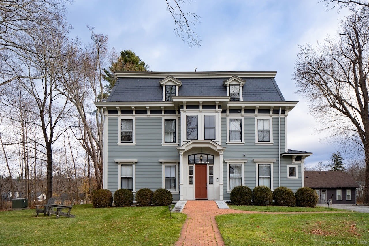 31 Sharon Road – photo 1 of 15