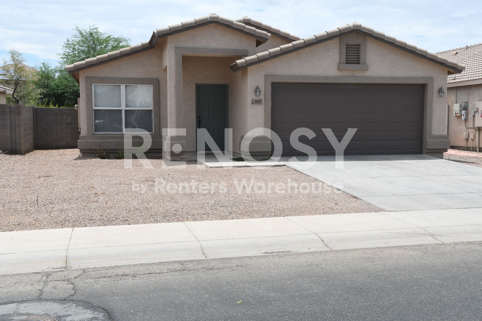 Ideal 3 BD/2 BA/2 CG house near MC 85 & Baseline in Buckeye! – photo 1