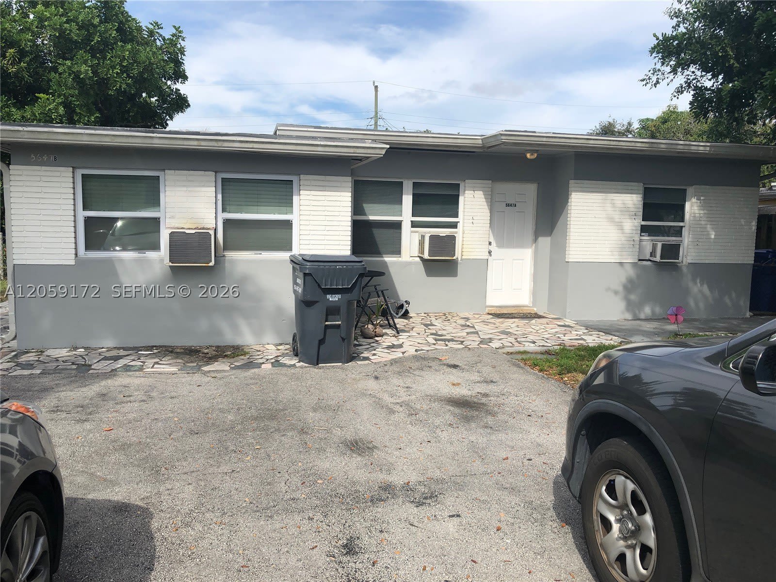 5647 Hayes St – photo 1