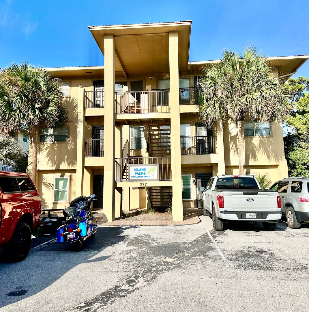 Furnished 2 bedroom condo 1 block from the beach w/ community pool! – photo 1