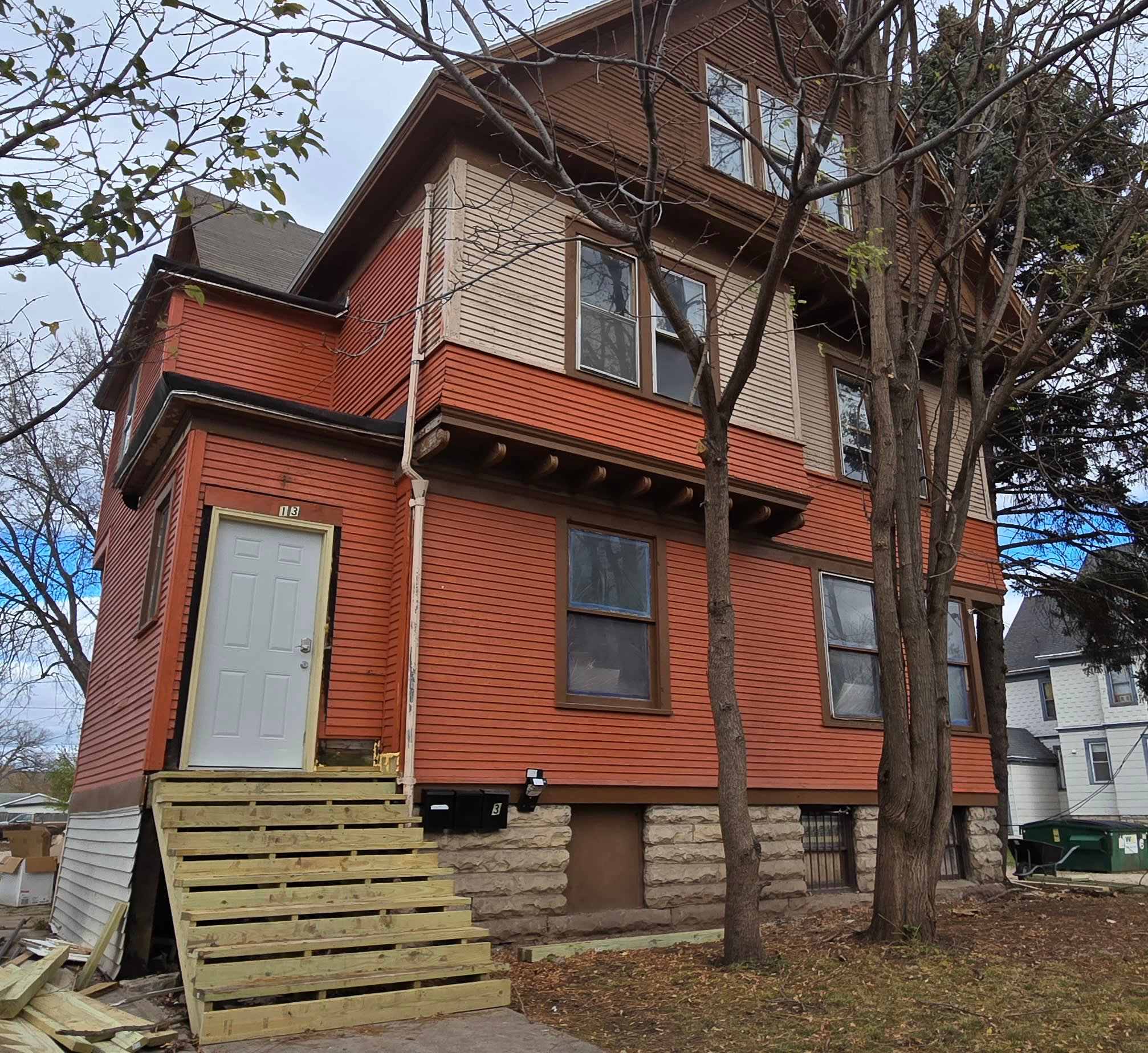113 W Division St 1 – photo 1 of 375