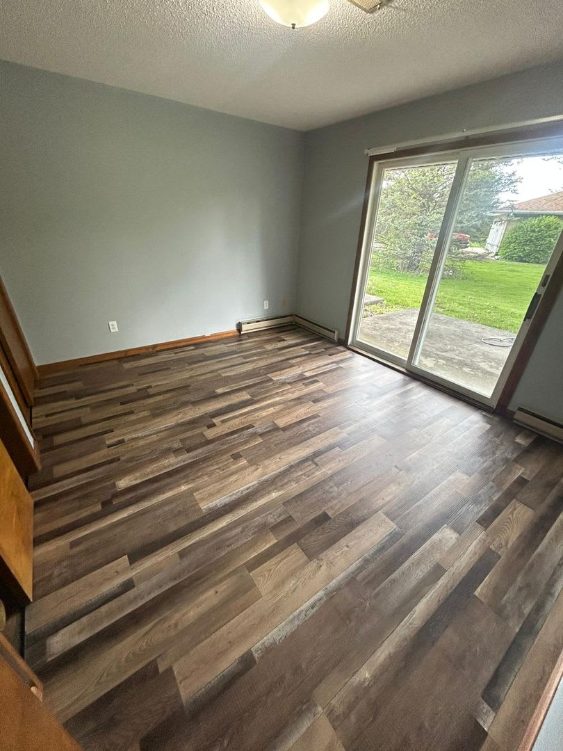 Gorgeous 2-Bedroom Apartment with Garage in a Quiet Neighborhood – photo 1 of 9