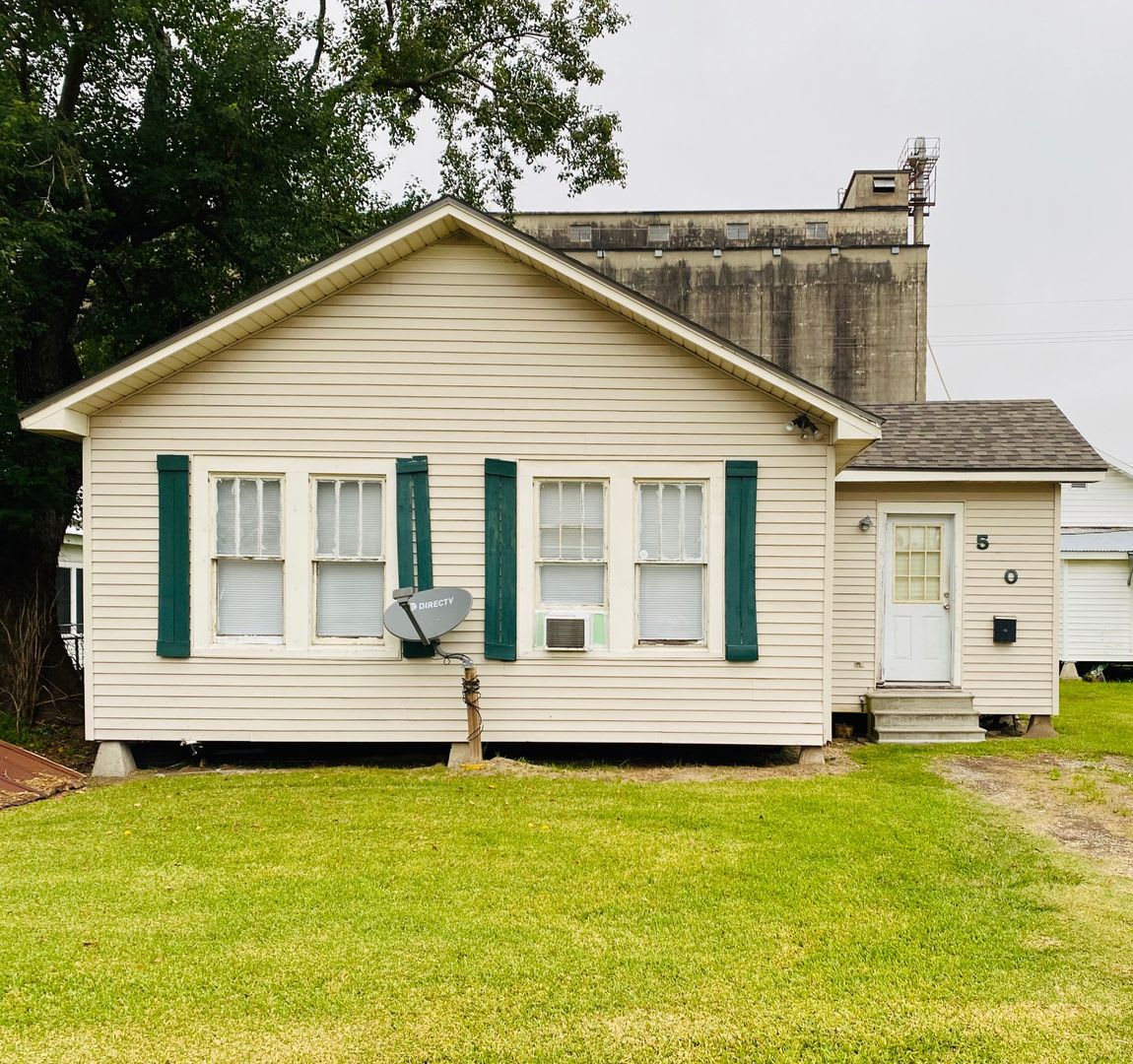 Cozy, Spacious, 2 Bed/1 Bath Cottage in Rayne! – photo 1 of 8