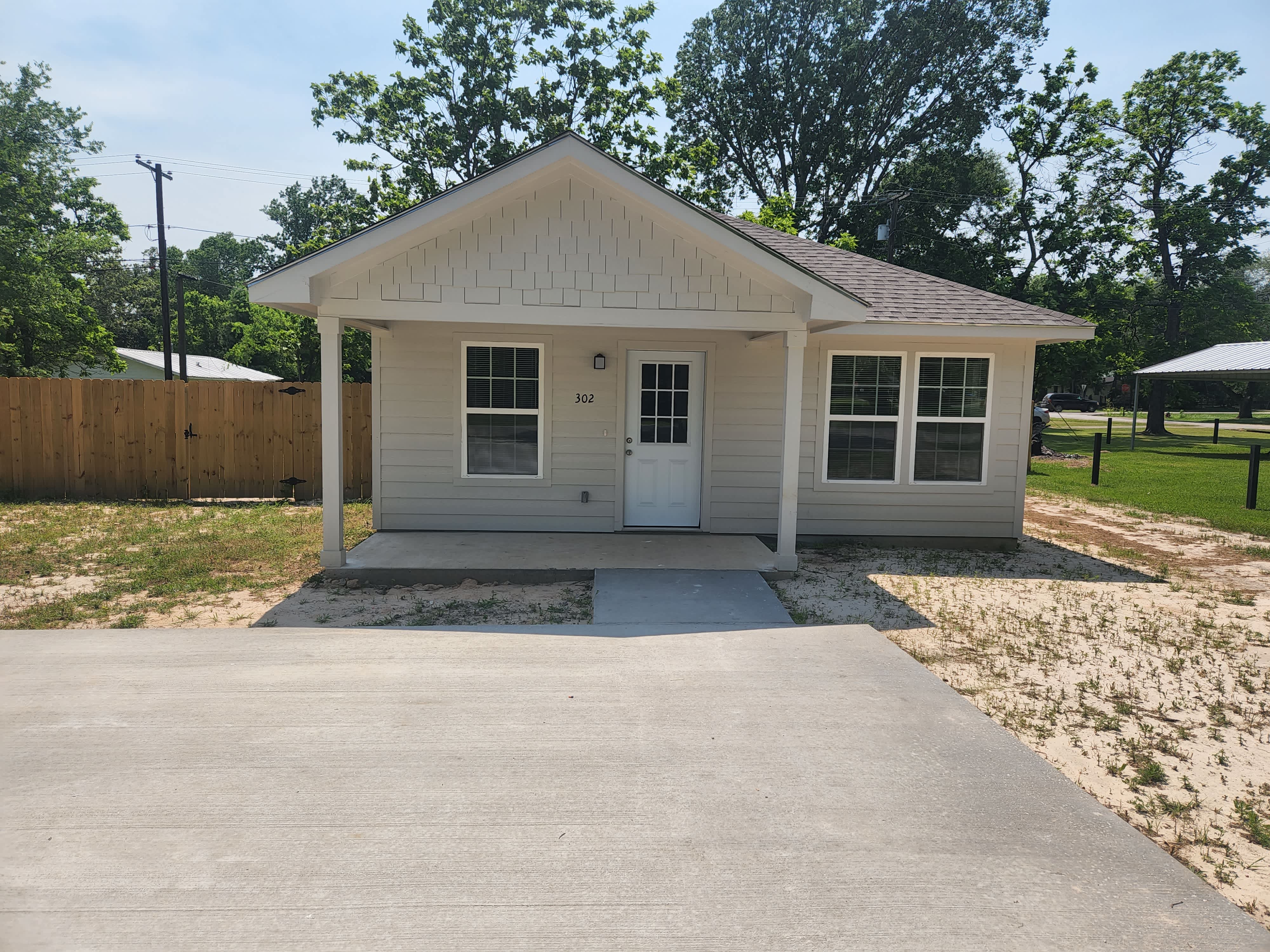 302 White Oak St – photo 1 of 7