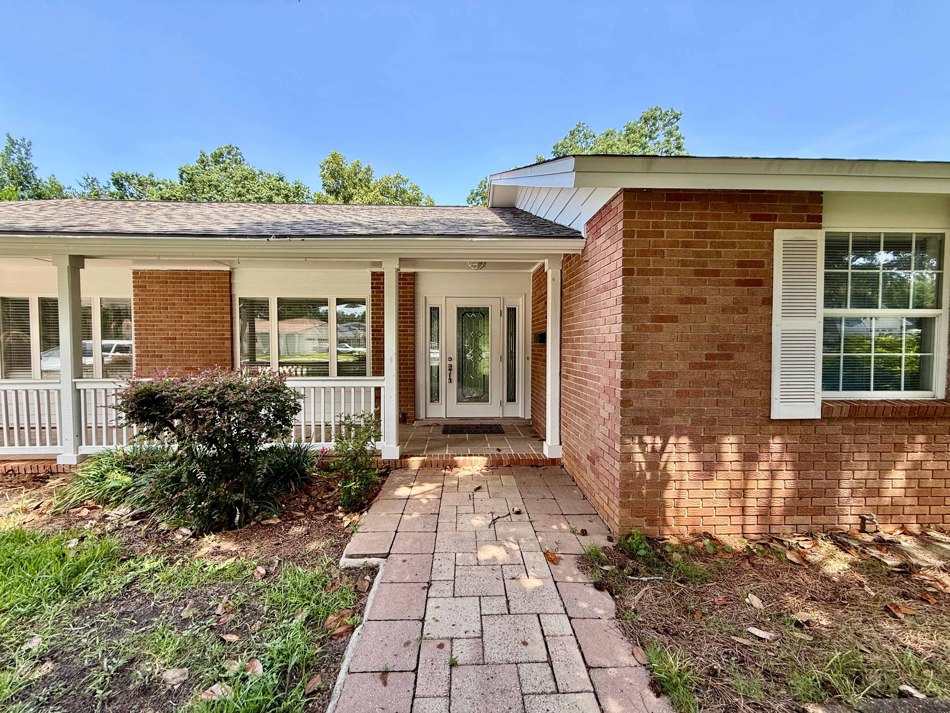 204 Nandina Rd – photo 1 of 16