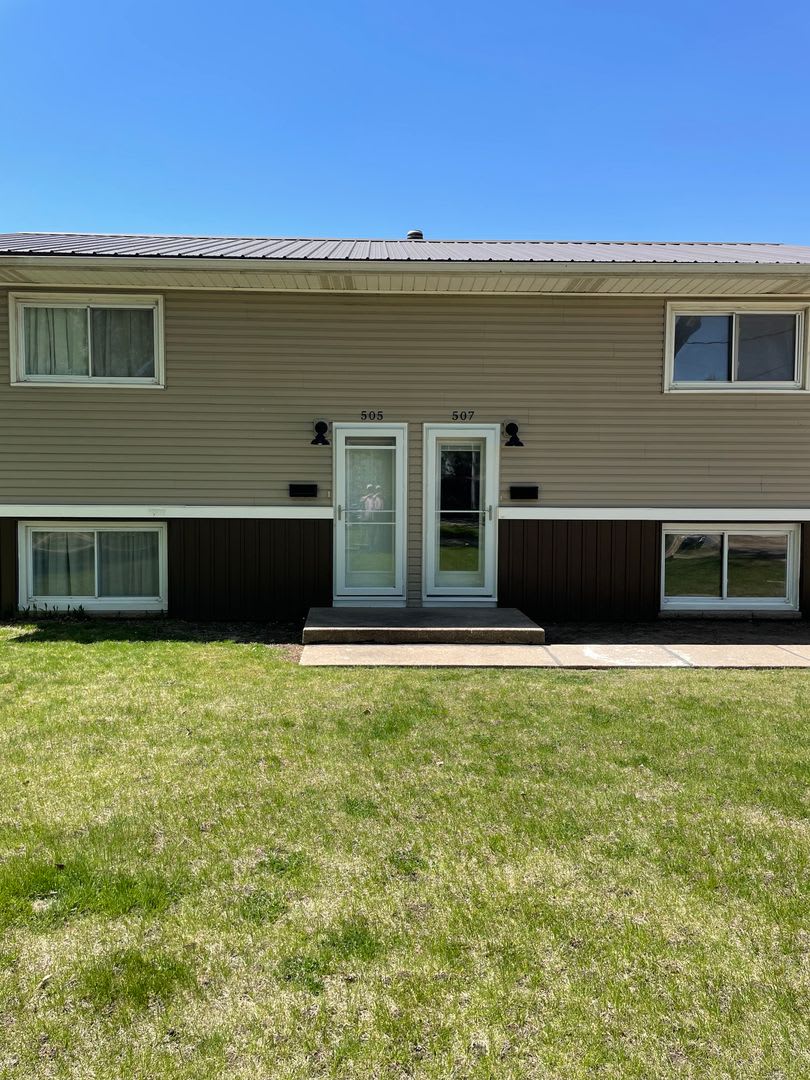 2 Bedroom, 1 Bathroom Duplex in Camanche, IA – photo 1 of 8