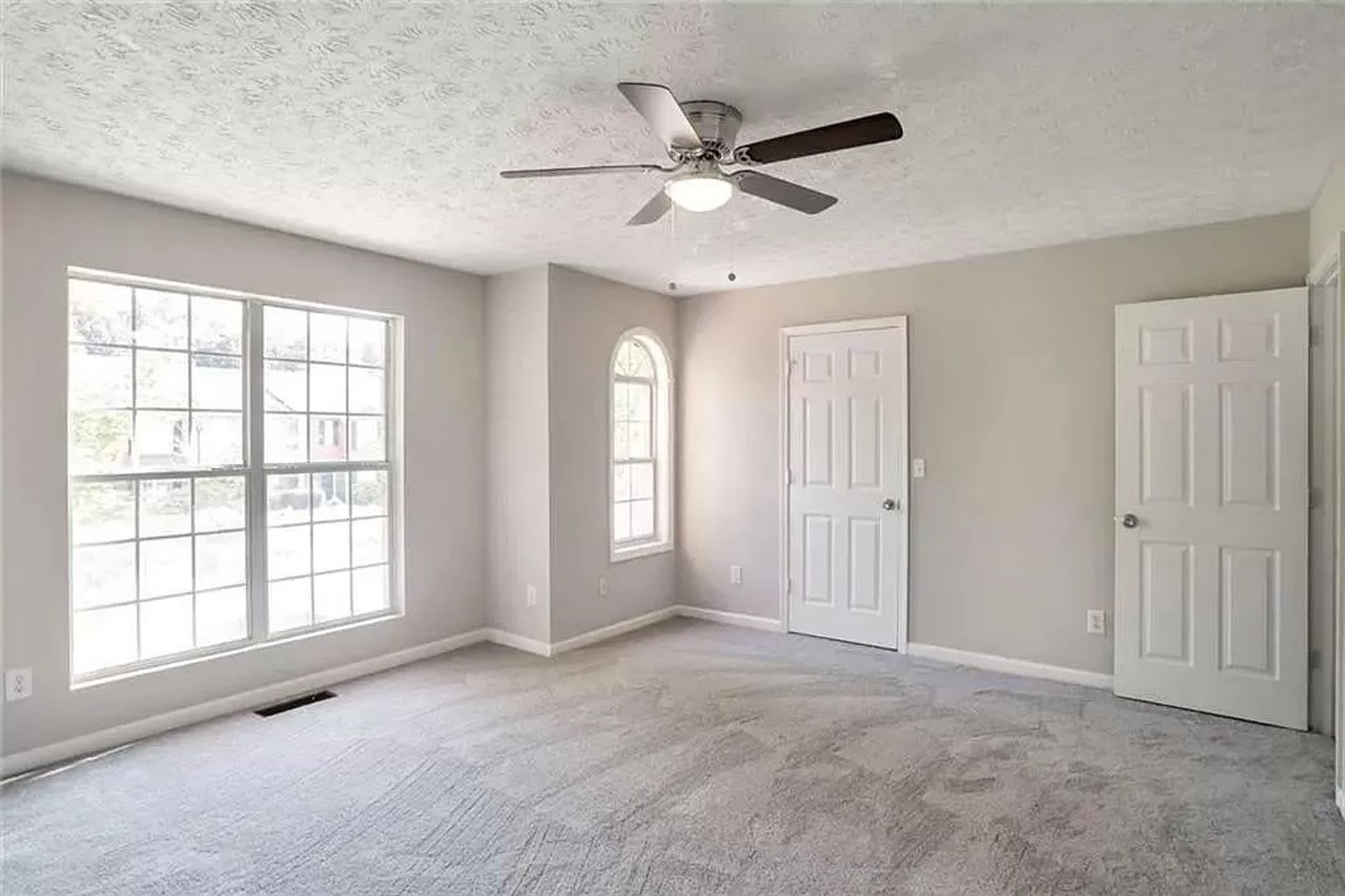 Room in 3 Bedroom Home At Waldrop Ln – photo 1