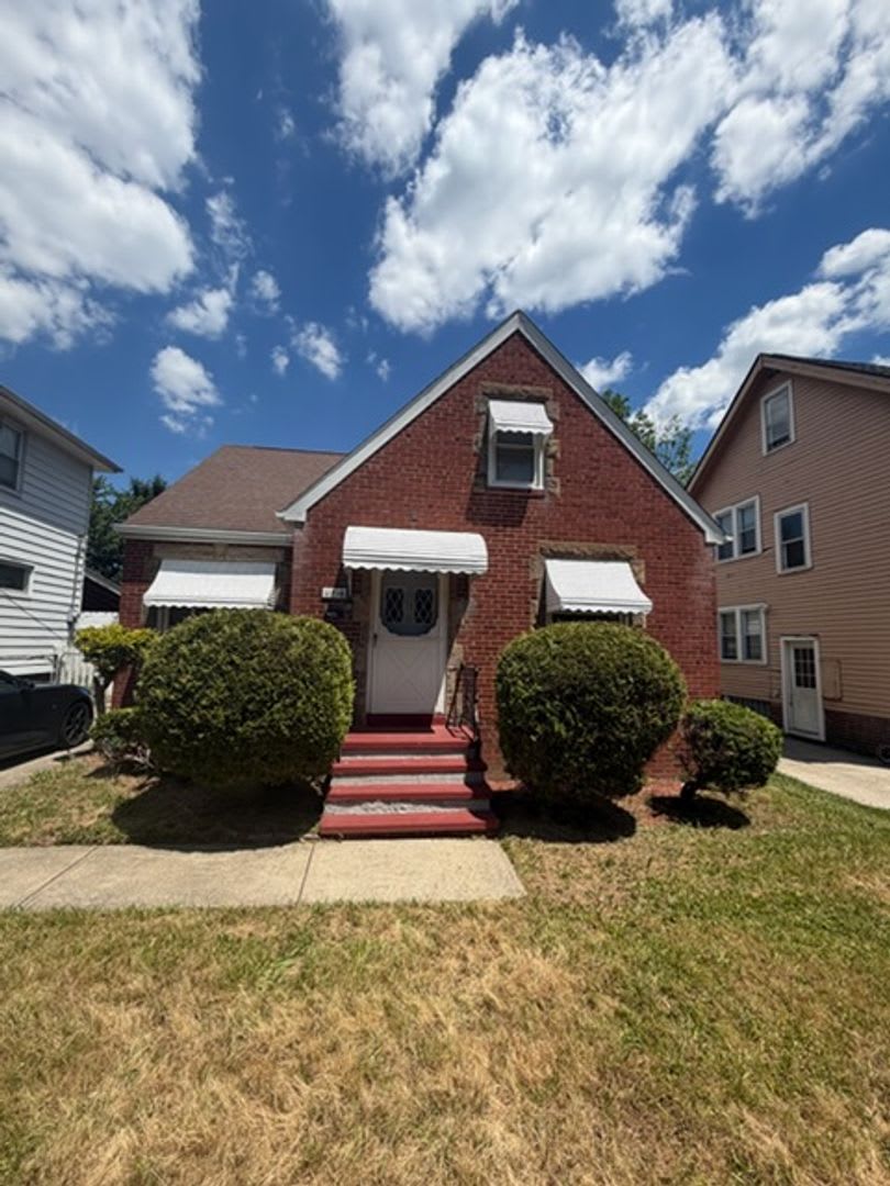 A Single Family Home With Garage In Garfield Heights – photo 1