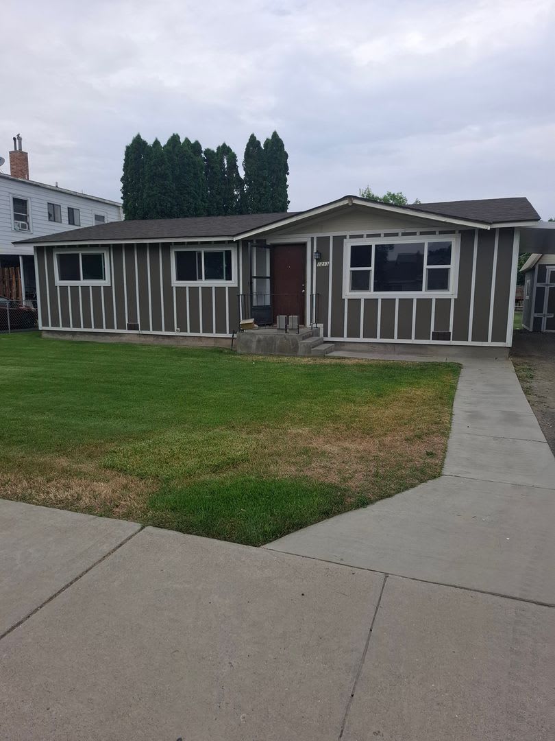 3 Bed, 2 bath house with carport – photo 1
