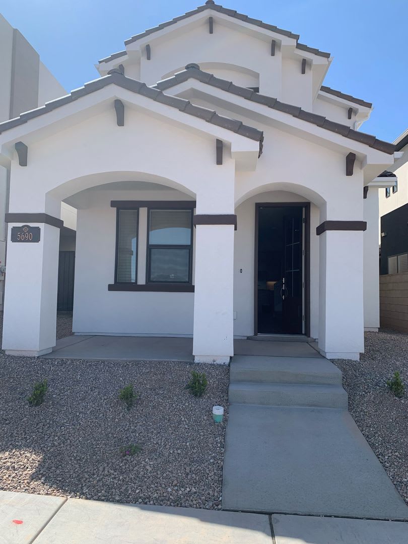Beautiful Newer 3 Bedroom 2.5 Bathroom home in Desert Color! – photo 1