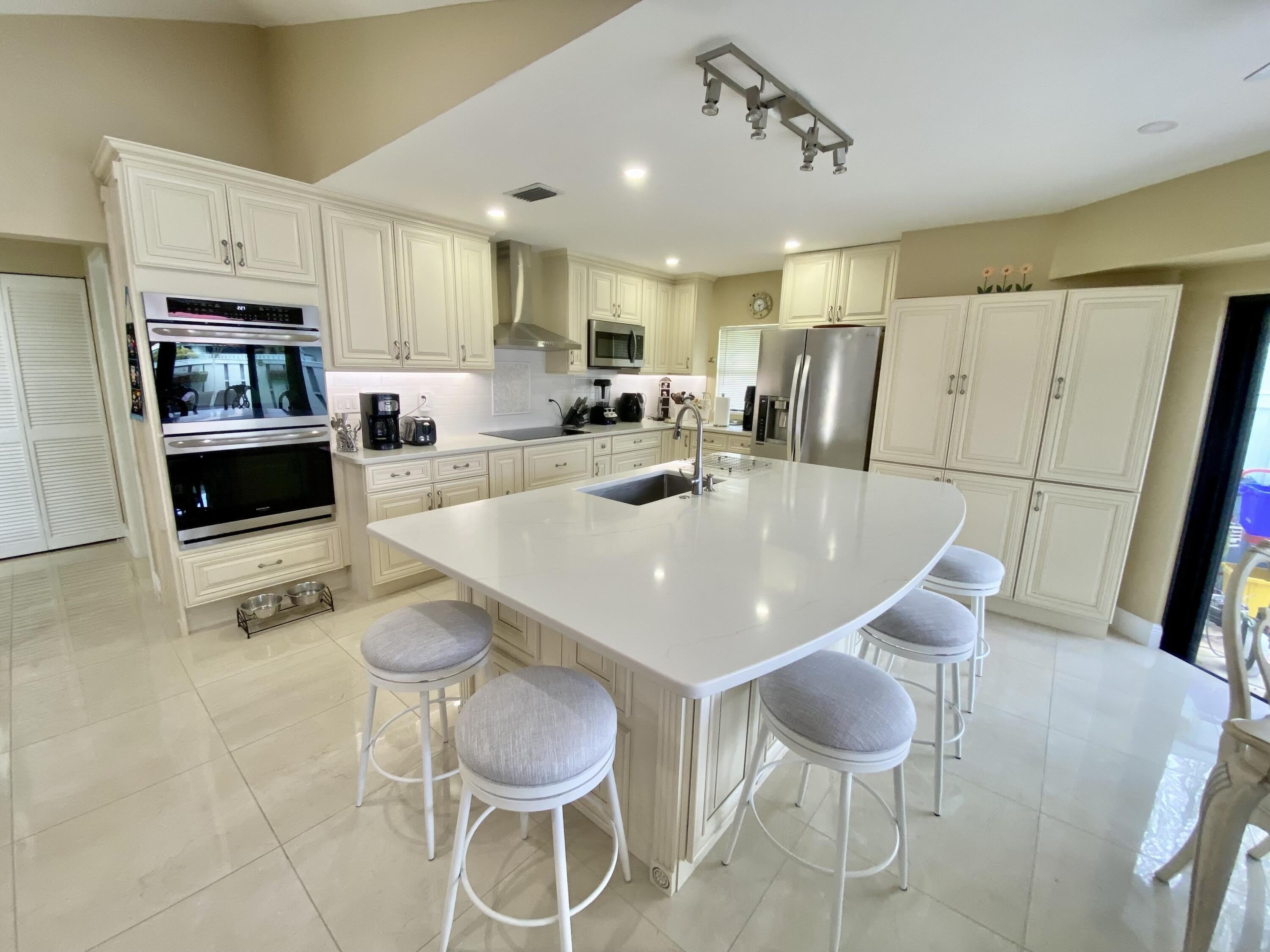 1127 E Seminole Avenue – photo 1