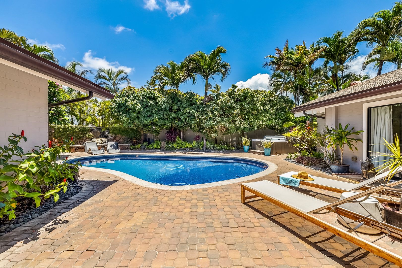 Hale Ohana: Bright Kailua Retreat w/hot tub, Lush Tropical Pool, Walk to Beach – photo 1
