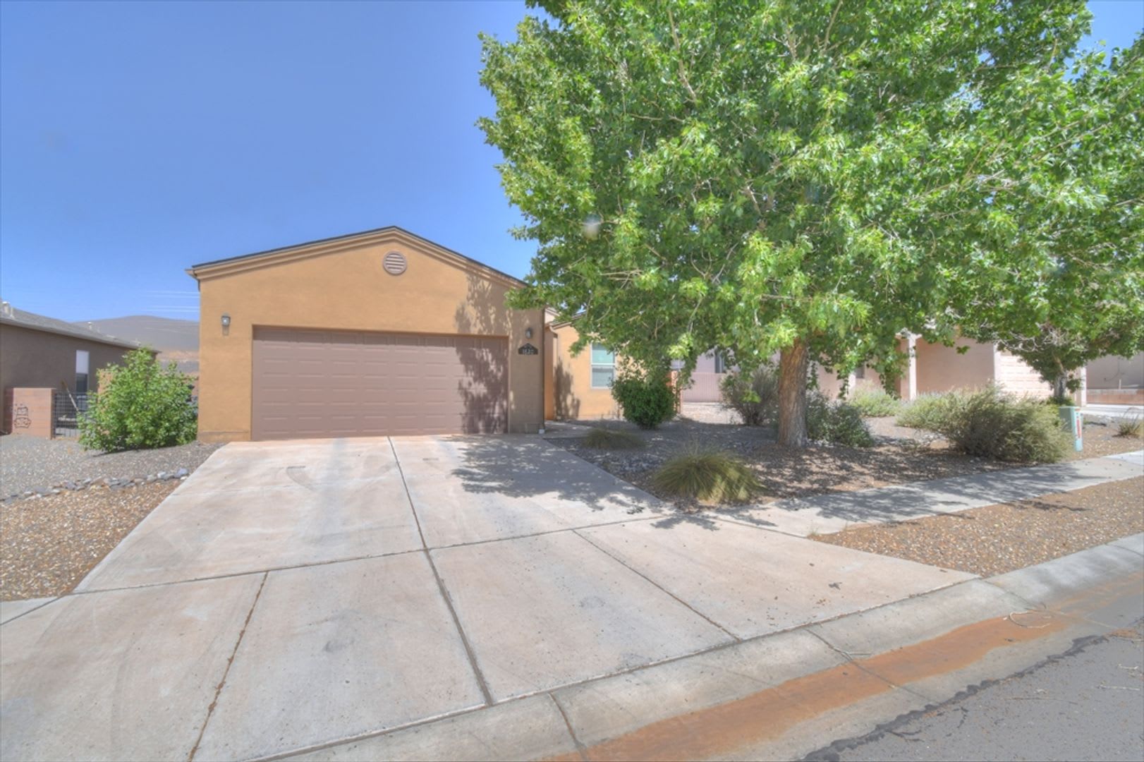 Los Lunas Home Available Now! – photo 1 of 14