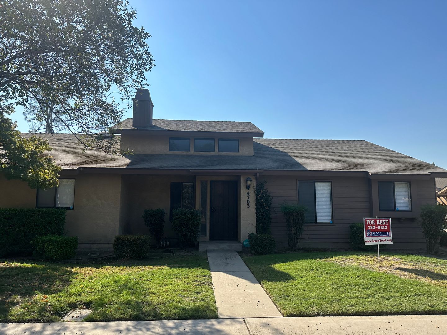 Clean condo centrally located in Visalia with new flooring and paint! – photo 1