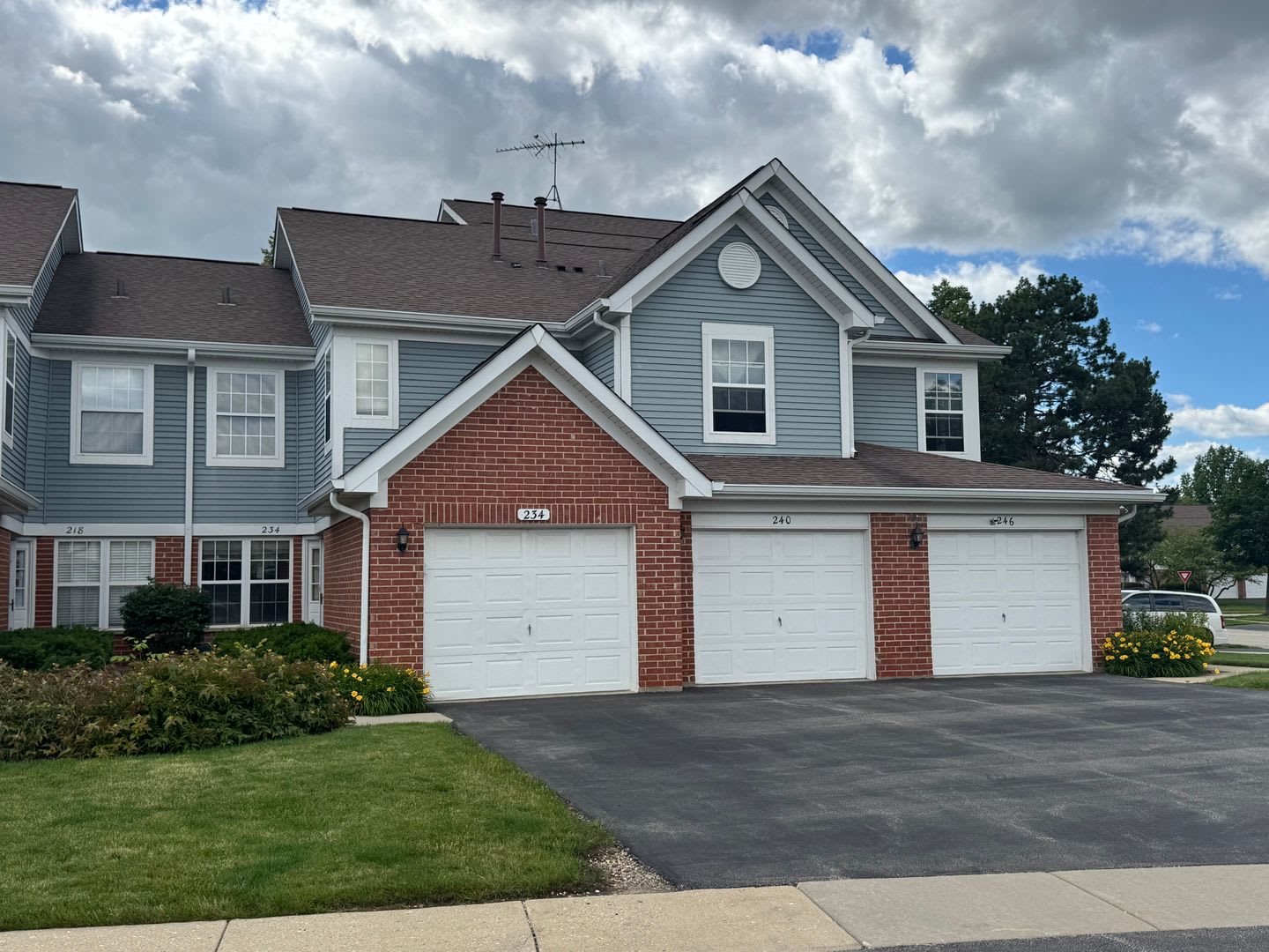 Popular, Turnberry Manor 2BR, 2.5BA, 2-STORY, 1CGAR – photo 1 of 13