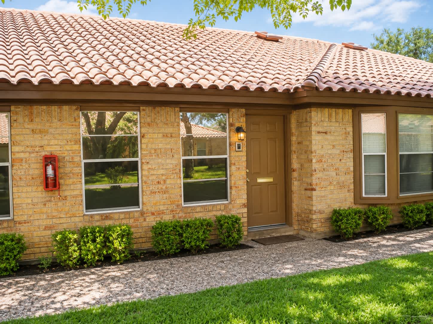 900 E Dallas Ave – photo 1