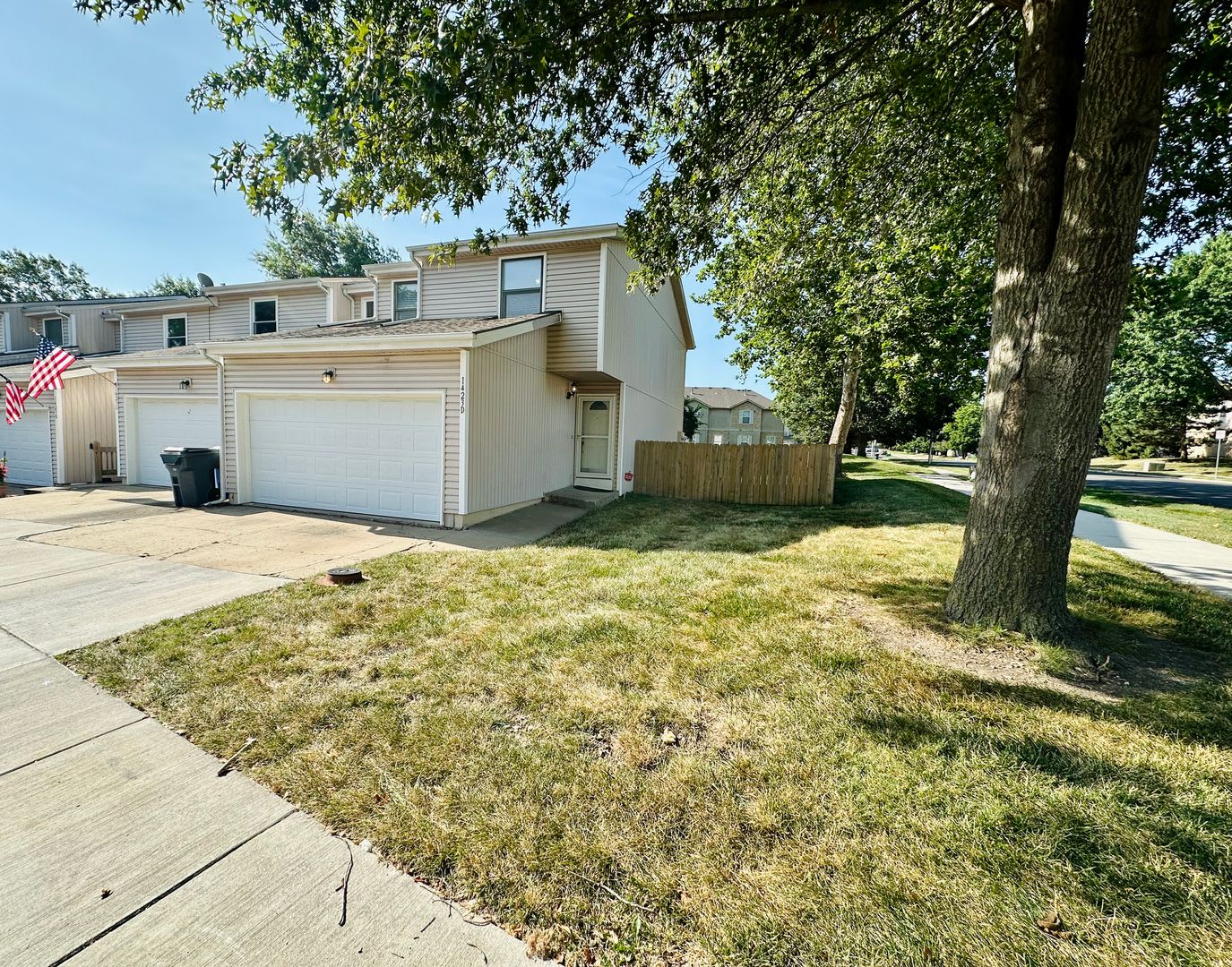 1423 Updated Townhome Two Car Garage Fenced Yard Lawncare Included – photo 1 of 166
