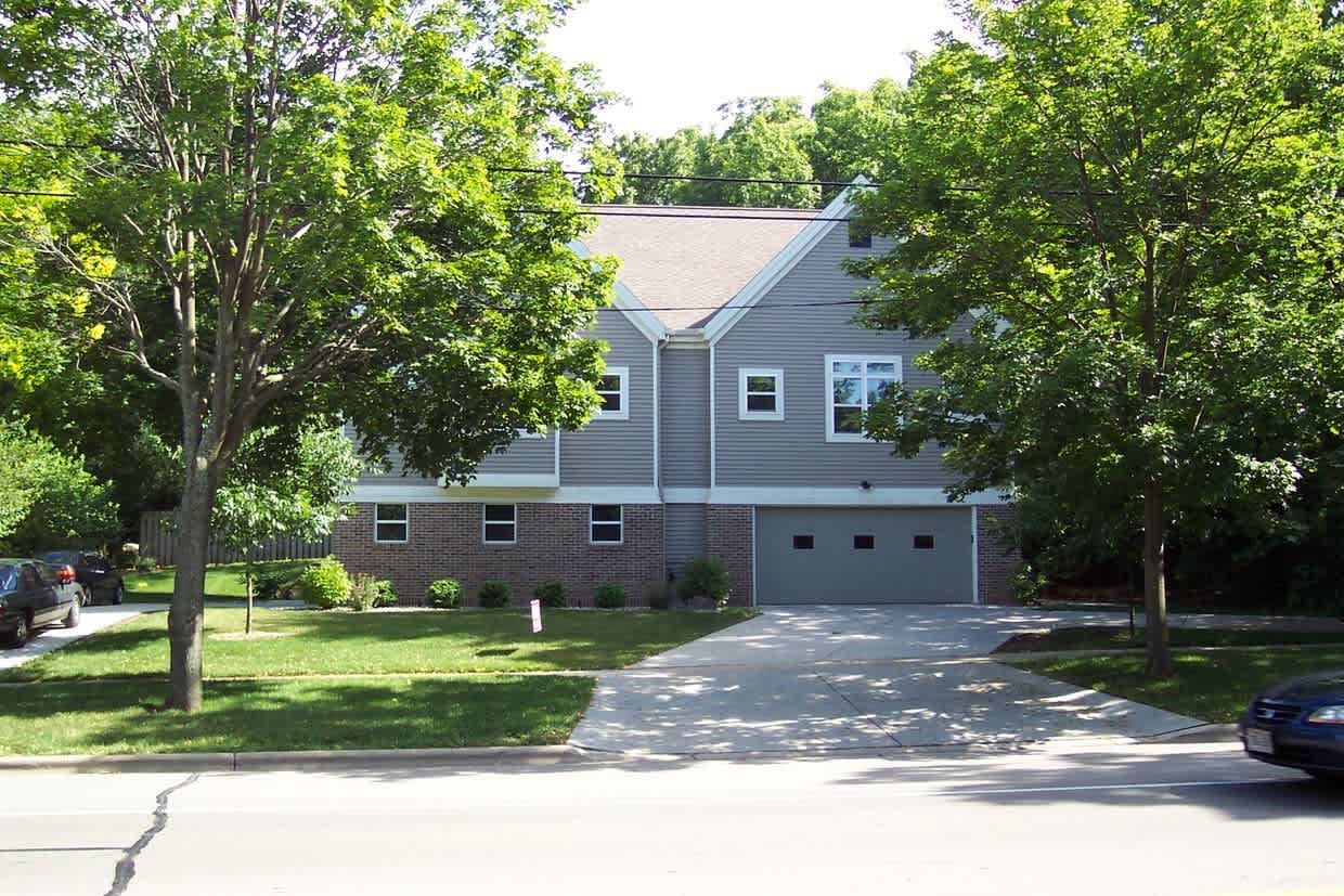 Spacious 4 bedroom, 3.5 bathroom duplex in desired location near Hilldale Mall – photo 1