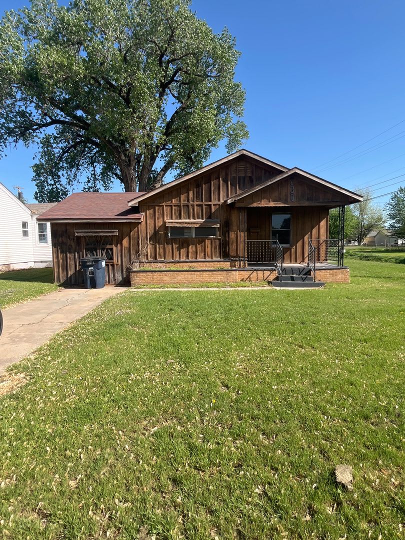 230 E Hickory – photo 1 of 11