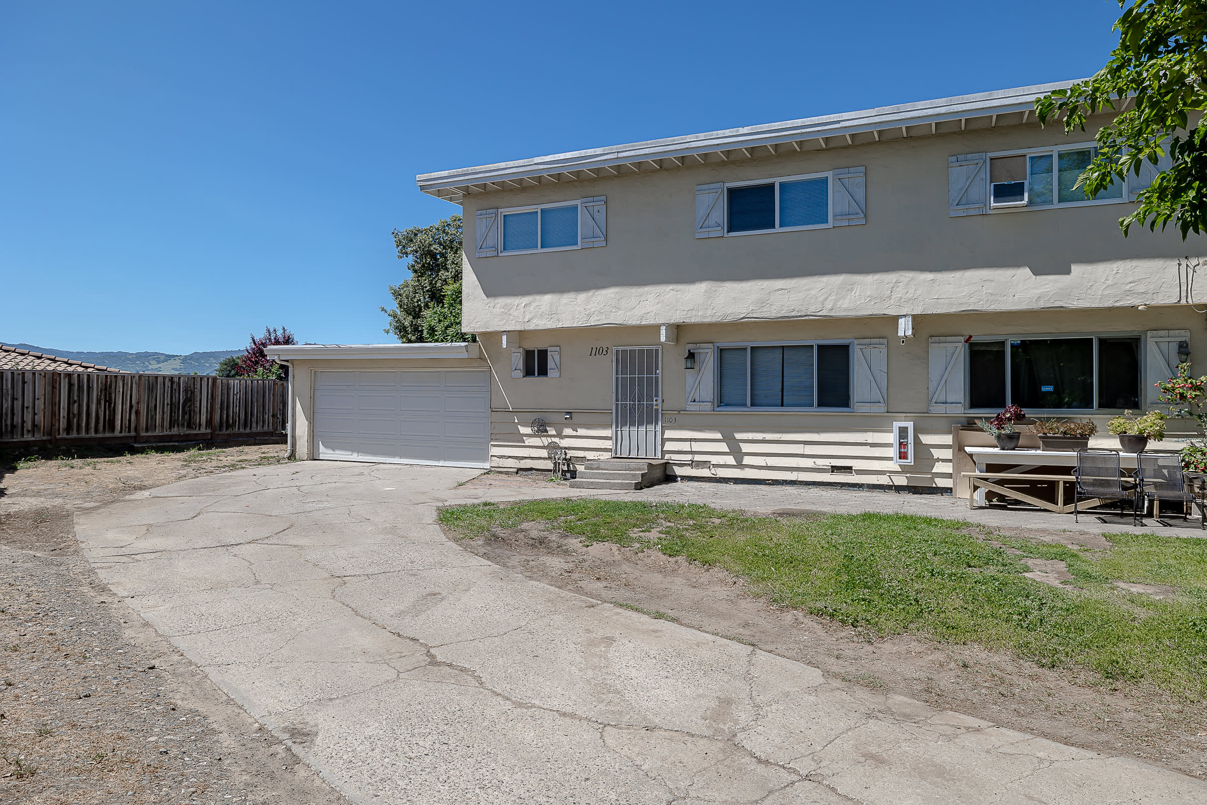 1103 Crescent Lane – photo 1 of 7
