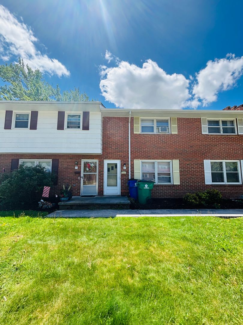 2 Bedroom 1 Bath Townhouse – photo 1