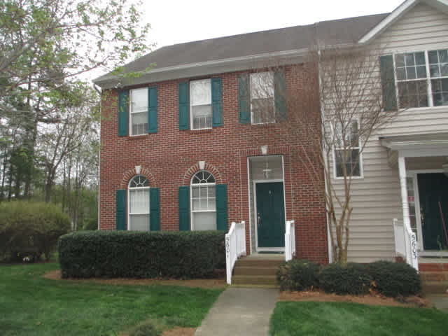 Incredible end unit townhome!! 3br/2.5ba, sunroom, great schools!! Available Now! – photo 1