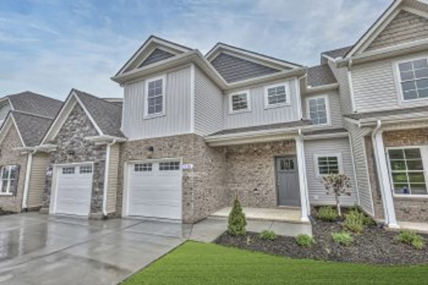 Beautiful LIKE NEW 3 Bed 2.5 Bath Townhome in Manchester! – photo 1 of 38