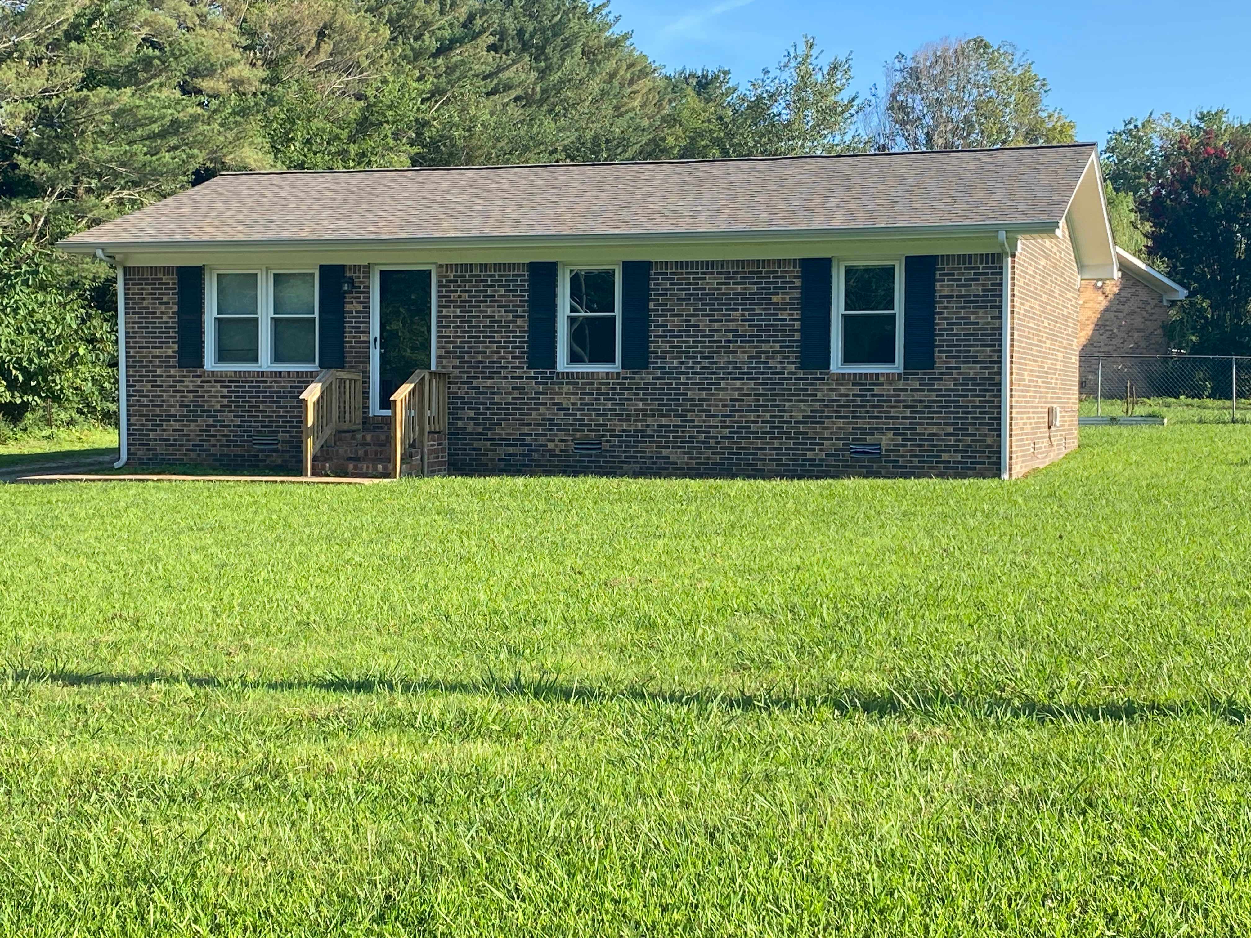 240 Lakeview Dr – photo 1 of 16