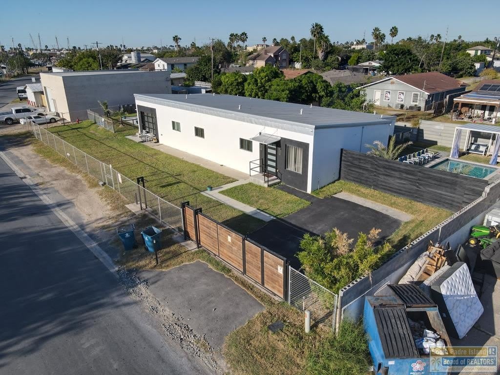711 W South Shore – photo 1 of 36