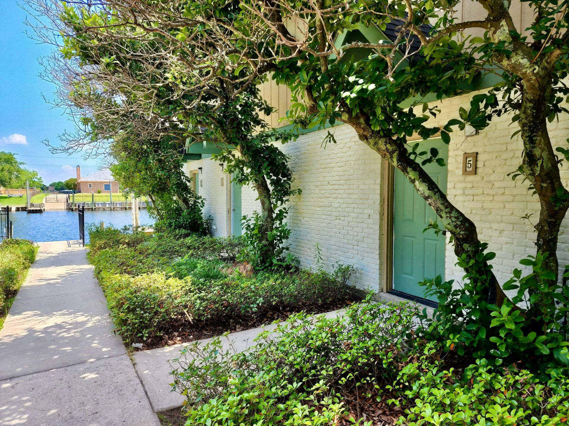 Awesome Location And Beautifully Fully Renovated Townhomes – photo 1 of 4