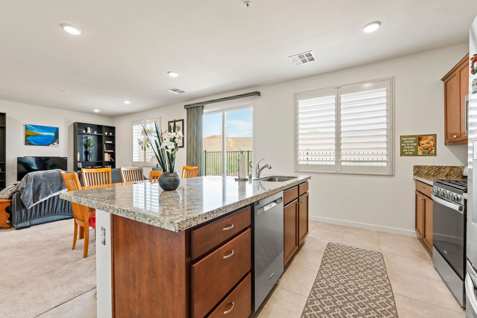 Fully Furnished Modern Townhome With Flexible Leases And All Utilities Included – photo 1 of 31
