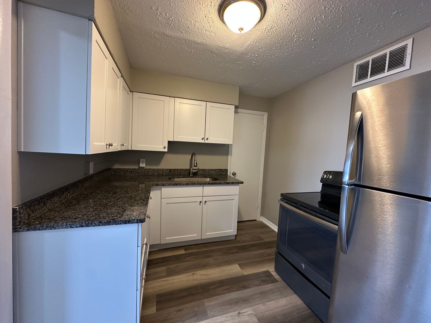 631 N 3rd St – photo 1 of 16