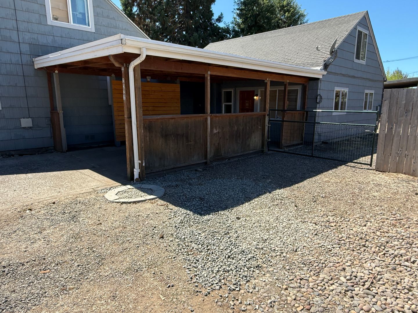 Updated 3-bedroom, 1 bath triplex in Springfield! – photo 1