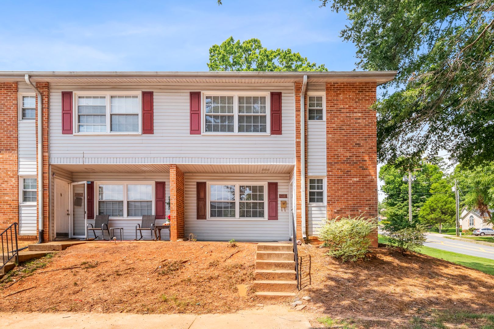 NW Townhome, Wood Like Flooring, FP, Fenced Patio, Community Pool! – photo 1