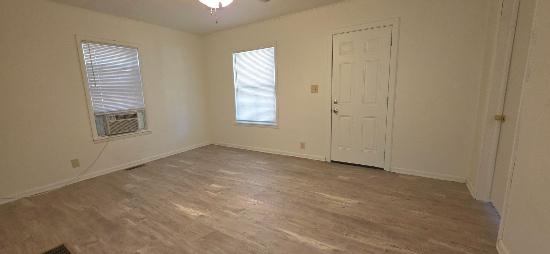 2 Bedroom House! Updated! $850 – photo 1