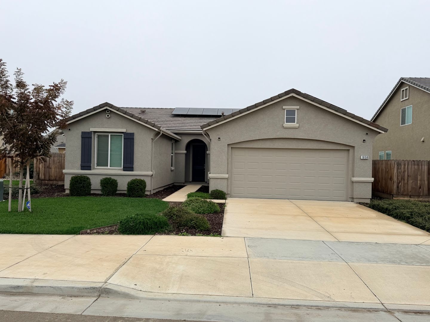 1858 Morro Ct, Los Banos: Modern 2023 Home with Comfortable Layout and Energy Efficient Features – photo 1