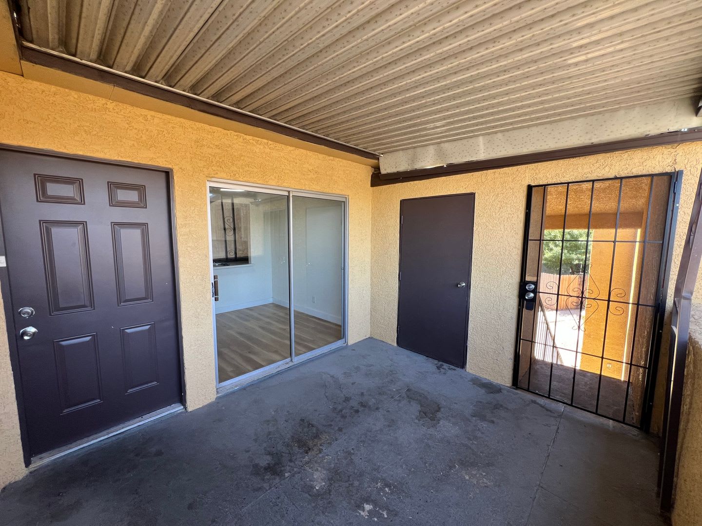 Beautifully Renovated 2 Bedroom Condo Near UNLV with Community Pool – photo 1